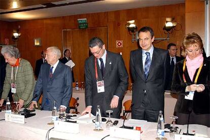 El presidente del Gobierno, José Luis Rodríguez Zapatero, junto a la presidenta de la Comunidad de Madrid, Esperanza Aguirre; el alcalde de la ciudad, Alberto Ruiz Gallardón; el presidente de honor del Comité Olímpico Internacional, Juan Antonio Samaranch; y la infanta Pilar de Borbón, miembro del COI.