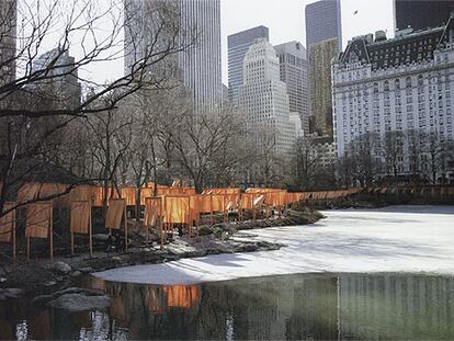 'The gates', instalación de Christo y Jeanne-Claude, que consta de 7.500 umbrales con cortinas color azafrán, en el Central Park de Nueva York el pasado mes de febrero.