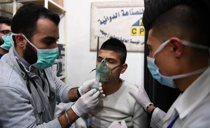 Los médicos atienden este sábado a un chico con problemas respiratorios en el hospital de al-Razi en Alepo.