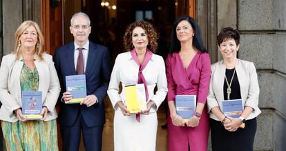 La ministra de Hacienda, María Jesús Montero con su equipo en la presentación de los presupuestos en el Congreso de los Diputados.