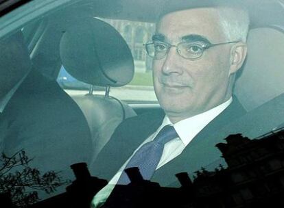 Alistair Darling, ministro de Finanzas británico, a su llegada ayer al Parlamento.