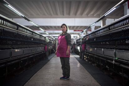 Ri Jong-Sun, una trabajadora de la fábrica de seda Kim Jong-Suk en Pyongyang. Este lugar es una parada habitual en los itinerarios de periodistas extranjeros y turistas.
