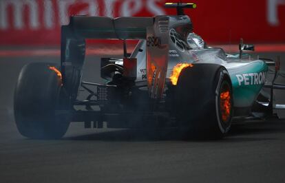 Los frenos traseros del auto del piloto alem&aacute;n Nico Rosberg se incendian durante las pr&aacute;cticas preliminares del Gran Premio de la F&oacute;rmula 1 en la ciudad de M&eacute;xico. 