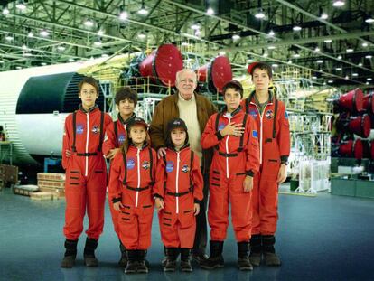 Luis Ruiz de Gopegui, junto a sus dos nietos y otros amigos en una fotografía extraída de su libro 'Seis niños en Marte' (Media Vaca).