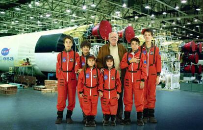 Luis Ruiz de Gopegui, junto a sus dos nietos y otros amigos en una fotografía extraída de su libro 'Seis niños en Marte' (Media Vaca).
