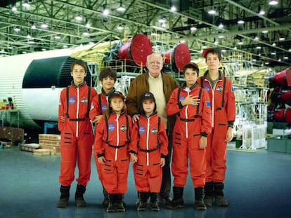 Luis Ruiz de Gopegui, junto a sus dos nietos y otros amigos en una fotografía extraída de su libro 'Seis niños en Marte' (Media Vaca).