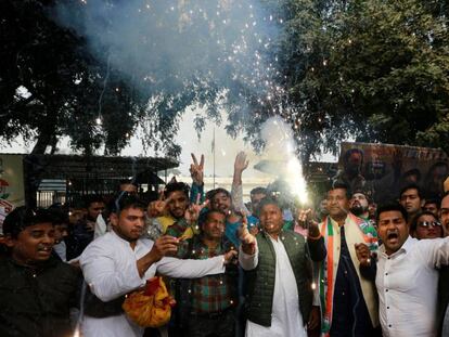 Seguidores del Partido del Congreso celebran la victoria en varios Estados, el martes en Nueva Delhi.