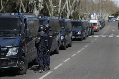 Furgones de la policía en las inmediaciones de la Universidad Complutense donde se ha llevado a cabo el desalojo de estudiantes.