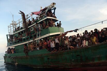 Una embarcación con 400 inmigrantes bangladesíes y rohingyas que se dirigía a Malasia llegó este jueves a la costa del sur de Tailandia, en el mar de Andamán. Tras asistirles, las autoridades tailandesas les dejaron partir hasta su destino, pese a que Malasia anunció esta semana que devolvería a alta mar toda embarcación con emigrantes ilegales que intercepte. El mar de Andamán se está convirtiendo en el 'Mediterráneo de Asia'. Según el Alto Comisionado de Naciones Unidas para los Refugiados (ACNUR), unas 25.000 personas zarparon en barcos desde Bangladesh y Birmania (Myanmar) durante el primer trimestre de 2015, el doble del número registrado en el mismo periodo de 2014.