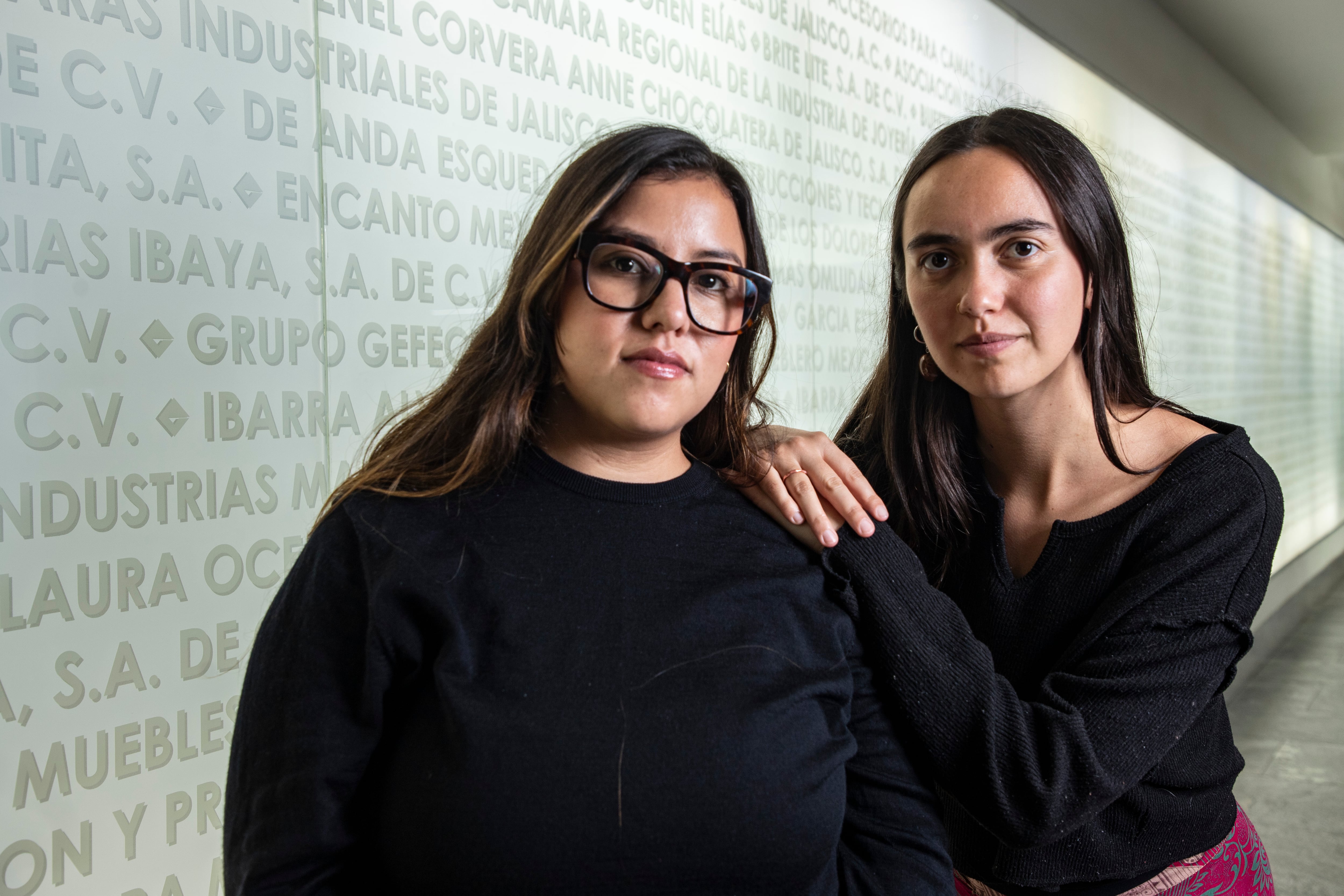 Ana Lucía Barros y María José Ojeda, editoras de Laguna Libros, en la FIL Guadalajara este martes.  