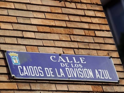 Placa de la calle de los Ca&iacute;dos de la Divisi&oacute;n Azul.