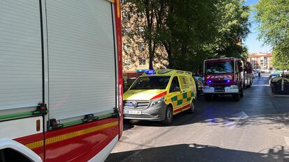 Vehículos de bomeros y del Summa, en el edificio de la calle Río Llobregat de  Móstoles donde se ha producido el incendio.