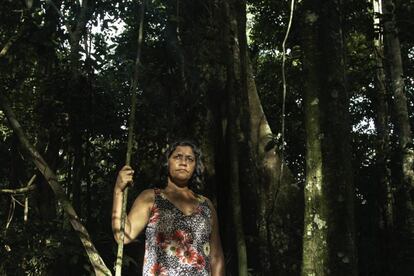 Laisa Santos Sampaio em seu lote no assentamento. Ela é uma das poucas pessoas que ainda preserva a floresta e coordena um grupo de mulheres extrativistas.