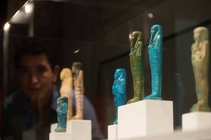 Varios ushebtis, pequeñas estatuas que se depositaban en las tumbas se pueden ver entre el medio centenar de estatuas relieves y pinturas egipcias que se exhiben hasta el 24 de mayo de 2020 en el Museo Egipcio en la exposición