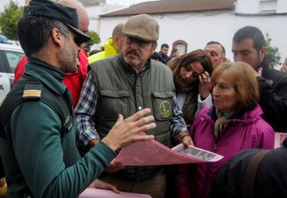 Cuando todavía “hay esperanzas” de encontrar a Laura Luelmo con vida. Sin embargo, la Guardia Civil ya da por descartado que la profesora de 26 años, desaparecida en El Campillo (Huelva) el pasado miércoles, se haya fugado voluntariamente. En la imagen, la Guardia Civil coordina a los voluntarios desplazados esta mañana a El Campillo.