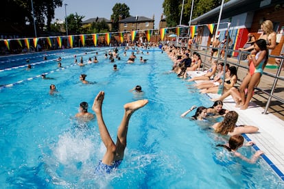 Varias personas se refrescan en la piscina al aire libre 'London Fields Lido' durante un día cálido en Londres, este martes.