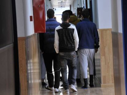 Un grupo de menores en el centro de realojo temporal de La Esperanza, en Ceuta. 