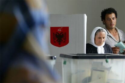 En la imagen, un colegio electoral de un barrio de la capital albanesa, Tirana.