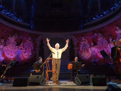 Raimon, en un momento del concierto en el Palau