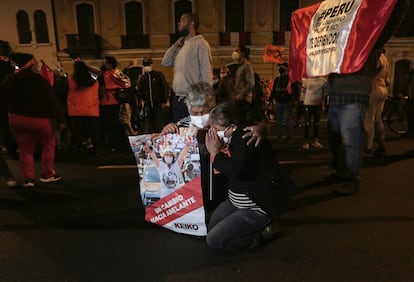 Dois simpatizantes de Fujimori choram depois de divulgada a pequena vantagem de Castillo na contagem rápida. 