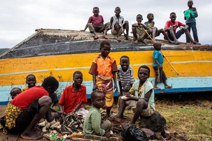 Refugiados de República Democrática del Congo esperan que un autobús les recoga en Nsonga para llevarlos a un centro de desplazados. 
