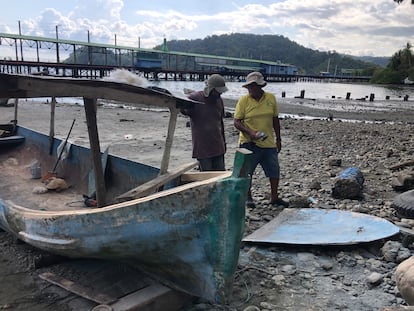 Pescadores en el puerto de Puntarenas, en el Pacífico costarricense.