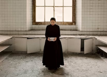 Fotografía de Marina Abramovic titulada 'The Kitchen V'. La artista es hija de partisanos yugoslavos que alcanzaron notoriedad en el régimen de Tito. Su padre murió joven y su madre nunca alcanzó a entender lo que hacía su hija, a la que llegó a arrojar un cenicero tras verla en una fotografía desnuda en una exposición.