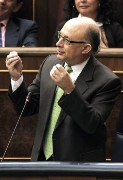 El ministro de Hacienda, Cristóbal Montoro, durante su intervención hoy en la sesión de control al Ejecutivo del pleno del Congreso.