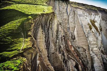 Acantilados en la playa de Sakoneta, ubicada entre las localidades guipuzcoanas de Zumaia y Deba, dentro del geoparque de la Costa Vasca.