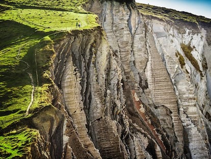 Acantilados en la playa de Sakoneta, ubicada entre las localidades guipuzcoanas de Zumaia y Deba, dentro del geoparque de la Costa Vasca.