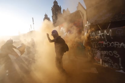 Manifestantes golpean las vallas metálicas levantadas en el Zócalo, este viernes.