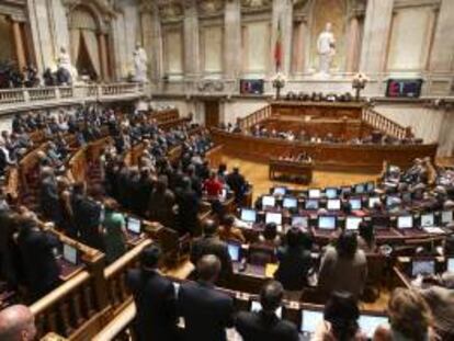Los parlamentarios portugueses votan en el Parlamento. EFE/Archivo