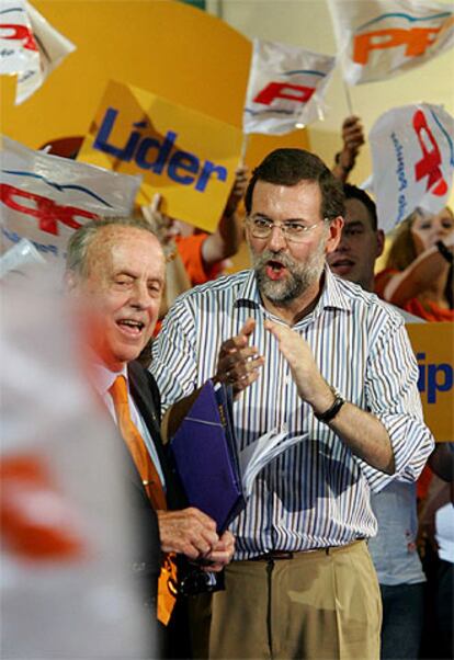 Manuel Fraga y Mariano Rajoy, durante el mitin en Vigo.