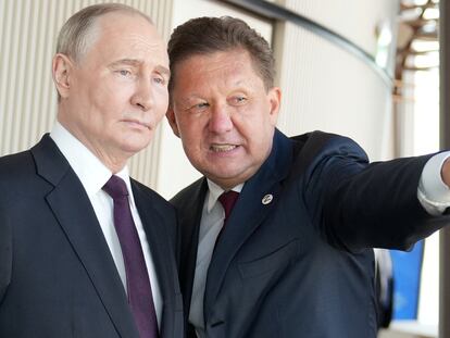 El consejero delegado de Gazprom, Alexéi Miller, muestra a Vladímir Putin su sede en San Petersburgo el pasado 5 de junio