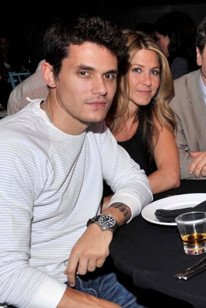 El músico John Mayer con la actriz Jennifer Aniston