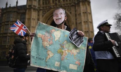 Un hombre con una careta de de Farage protesta ayer en Londres.