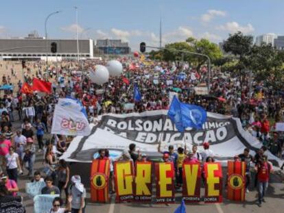 Las manifestaciones son la primera muestra de descontento popular contra el polémico presidente brasileño que tilda a los jóvenes de  tontos útiles 