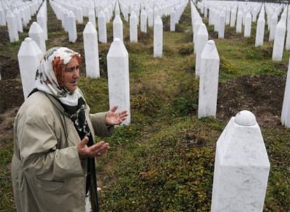 Una musulmana bosnia reza en Potocari antes del inicio del juicio contra Radovan Karadzic en La Haya.
