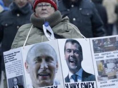 Una mujer rusa protesta contra el resultado de los comicios parlamentarios