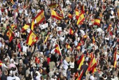 Varios miles de personas convocadas por la Asociaci&oacute;n de V&iacute;ctimas del Terrorismo (AVT) han asistito hoy a una concentraci&oacute;n en la Plaza de Col&oacute;n de Madrid para expresar su rechazo al fin de la &#039;doctrina Parot&#039;. Los asistentes se han apostado en las proximidades del escenario presidido por una gran pancarta con la palabra &quot;Justicia&quot;, flanqueada por otras dos con dos grandes lazos negros. Los participantes portan banderas espa&ntilde;olas y algunos de ellos fotograf&iacute;as de v&iacute;ctimas del terrorismo.