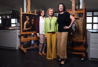 De izquierda a derecha: Isabel Bennasar, técnica de registro de obras de arte; María Antonia López de Asiaín, restauradora de pintura, y Sonia Tortajada, restauradora de escultura, en el Museo Nacional del Prado, en Madrid, el pasado 10 de mayo.