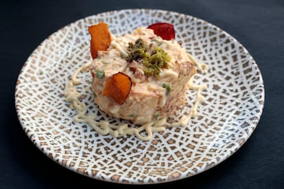 Ensaladilla rusa de encurtidos, faisán escabechado y tomates secos del restaurante La Catapa.