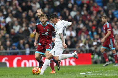 James lanza el balón.