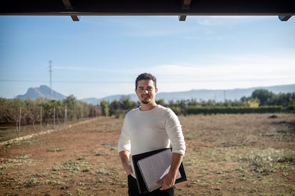 El antequerano Antonio Martínez se ha propuesto escribir una novela tras perder su empleo de recepcionista.