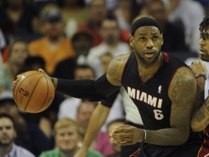 Douglas-Roberts defiende a LeBron James