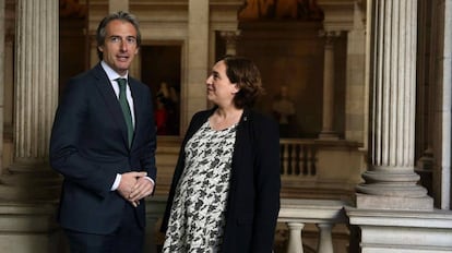 El ministro de Fomento, Íñigo de la Serna, junto a la alcaldesa de Barcelona, Ada Colau.