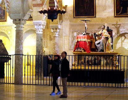 Próximo al mihrab, el espacio más importante de la parte musulmana, porque a él se dirige la oración, el cabildo catedralicio colocó en octubre de 2013 esta figura de San Juan de Ávila en la mezquita-catedral de Córdoba.
