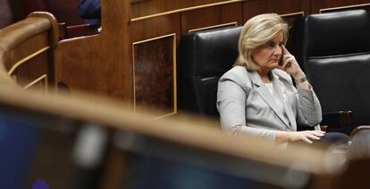 La ministra de Empleo y Seguridad Social, Fátima Báñez, durante un pleno en el Congreso