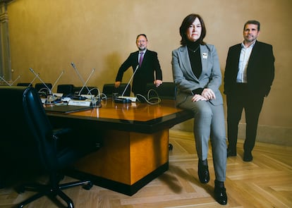 Cani Fernández, presidenta de la CNMC, junto con el vicepresidente de la institución, Ángel Garcia Castillejo (a la izquierda), y Carlos Aguilar Paredes, integrante del órgano regulador español y presidente de turno en el nuevo Comité de Servicios de Medios de Comunicación de la UE. 