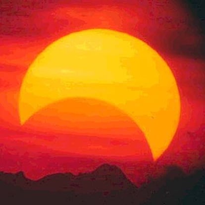 El primer eclipse del siglo XXI se produjo dos años después, en junio de 2001, con la máxima visibilidad en América del Sur, África y parte del Índico. En diciembre de ese mismo año pudo verse un eclipse anular con la zona de influencia es las islas del Pacífico, Norteamérica y parte de Centroamérica.